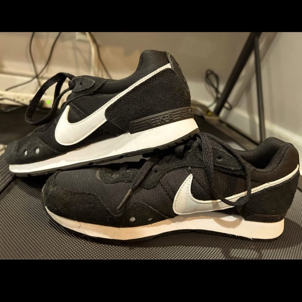 Women’s Nike Classic look Shoes, Black & White. Size 6.5
